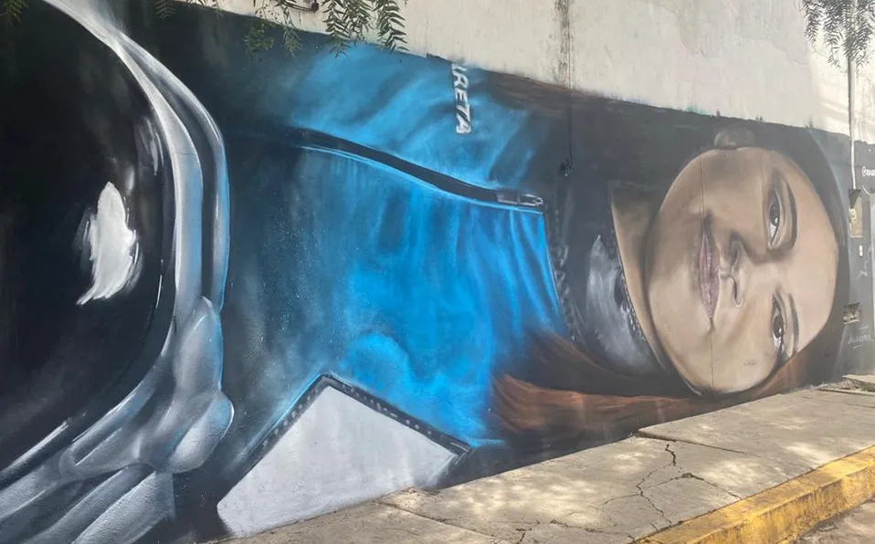 Artista urbano mexiquense realiza mural de Katya Echazarreta en Atizapán