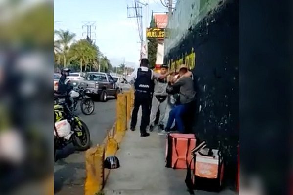 Señalan a policías por agredir a repartidor de aplicación en Neza #VIDEO