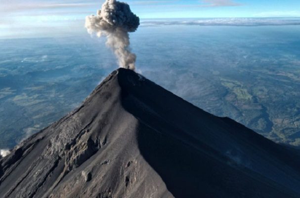 Alertan por explosiones moderadas y fuertes en el Volcán de Fuego