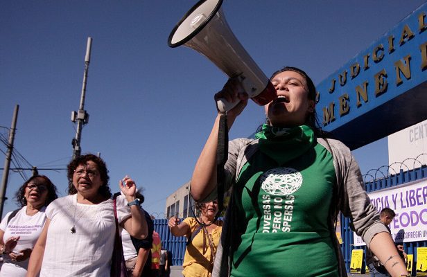 Dan 50 años de cárcel a joven que tuvo aborto espontáneo en El Salvador
