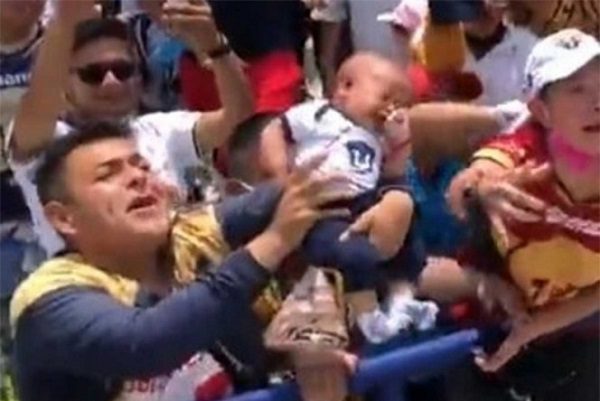 Exhiben a aficionado de Pumas por poner en riesgo a su bebé por una playera #VIDEO