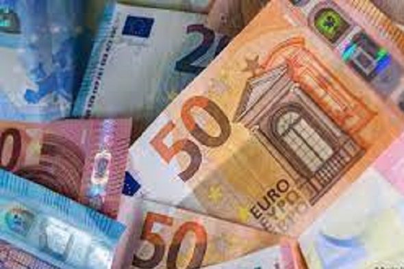 Euro cae a su nivel más bajo en 20 años ante temor por recesión