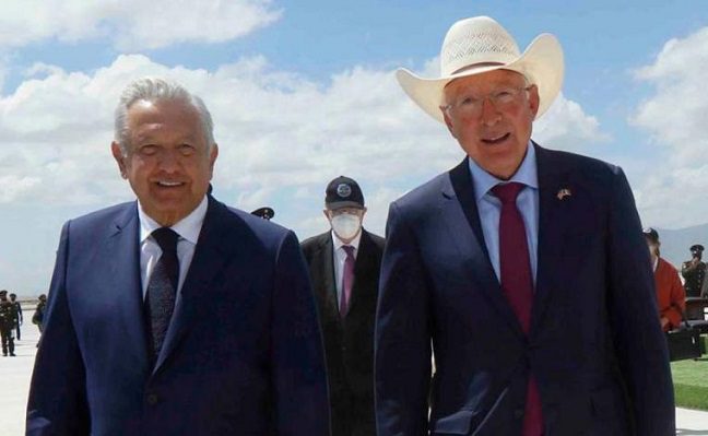 Ken Salazar "es mi amigo", asegura AMLO tras críticas del NYT