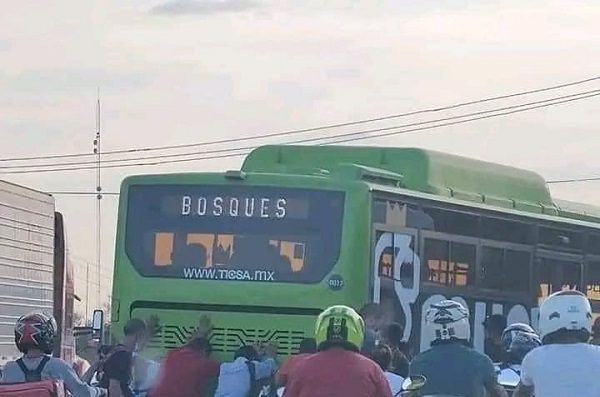 Pasajeros empujan camión "nuevo" ante fallas, en Zuazua, Nuevo León