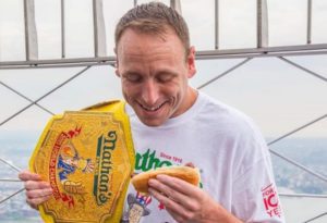 ¡Qué bárbaro! Rey de competencia de comer hot dogs en NY renueva título