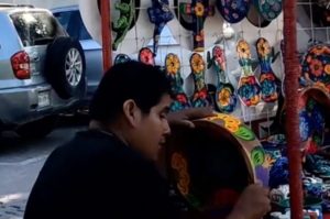Tiktoker compra toda su mercancía de artesano mexicano #VIDEO