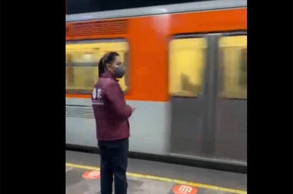 Sheinbaum recorre la Línea 2 del Metro para corroborar funcionamiento