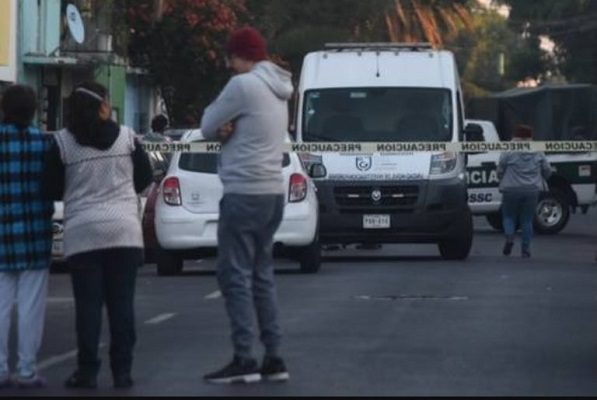 Hallan a mujer sin vida junto a hombre herido en casa en Iztapalapa