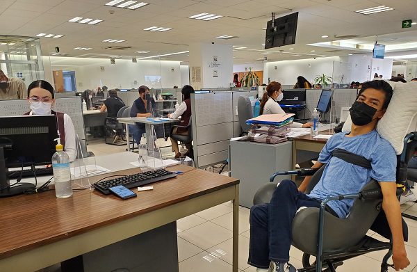 Joven con discapacidad motora finalmente obtiene firma electrónica del SAT