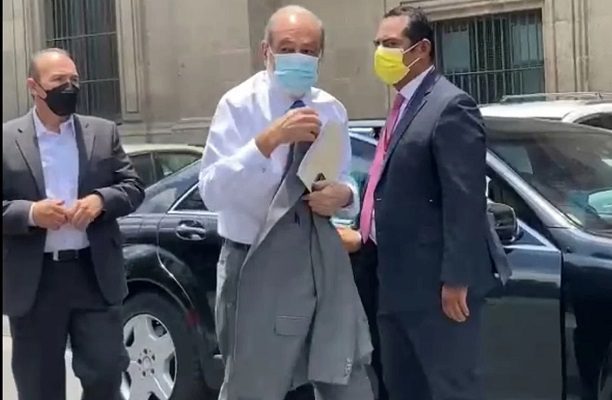 Carlos Slim llega a Palacio Nacional para sostener comida de trabajo con AMLO
