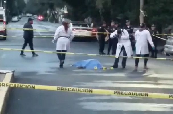Abandonan el cuerpo de un hombre sobre plena Calzada de Tlalpan