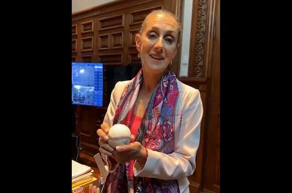 Sheinbaum muestra su oficina y presume pelota firmada por AMLO