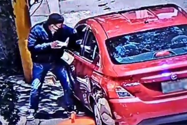 Hombre armado asalta a automovilista a plena luz del día en Edomex #VIDEO