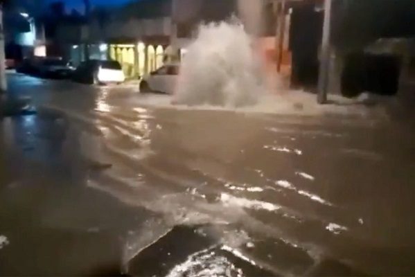 En plena crisis hídrica, mega fuga de agua inunda calles en Monterrey #VIDEOS