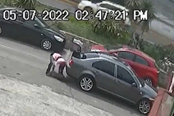 Dan de baja a empleado de Tlalnepantla tras ser captado robando coladeras #VIDEO