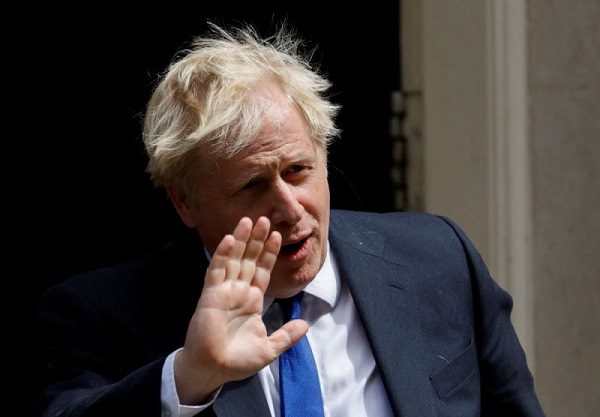Boris Johnson insiste en mantener su cargo tras ola de renuncias en su gabinete