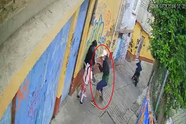 Sujetos asaltan a madre e hija en calles de la Álvaro Obregón #VIDEO