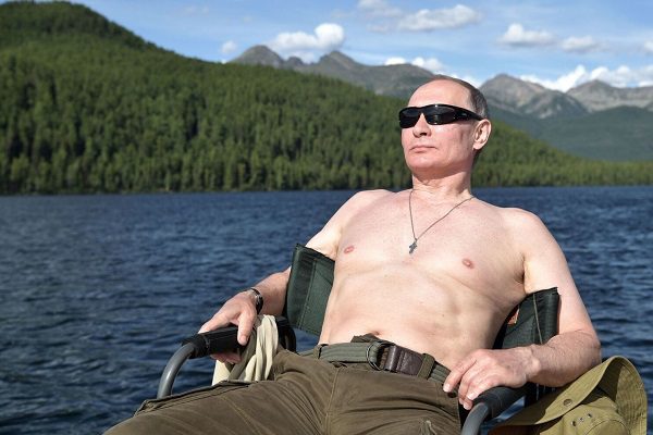 Se ha ido el "payaso estúpido", dice Rusia tras la salida de Johnson