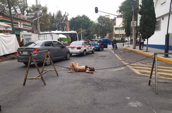 Mujer protesta en ropa interior frente a la Fiscalía de la CDMX