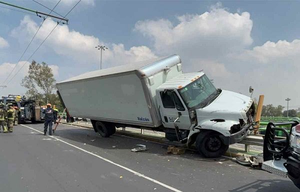 A nada de volcar se quedó un camión tras chocar en Miguel Ángel de Quevedo