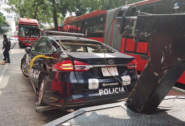 Tres heridos tras choque entre Metrobús y patrulla
