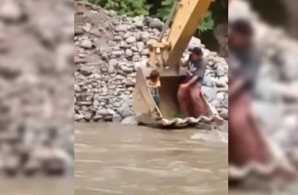 Hombres rescatan a pequeño de ser arrastrado por río, en Jalisco #VIDEO
