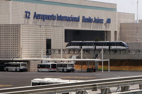 El vicealmirante Carlos Velázquez toma la dirección del AICM