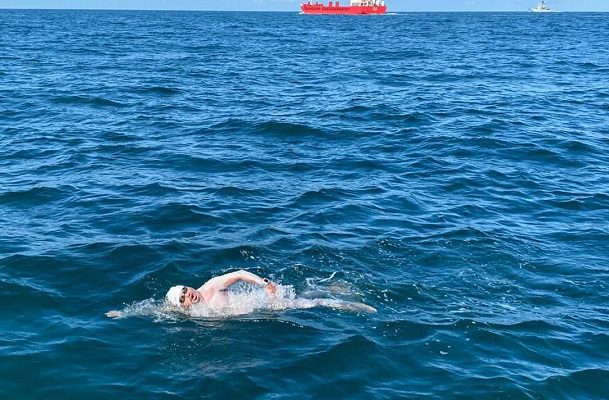Mexicano cruza el Canal de Catalina, en California, y logra Triple Corona