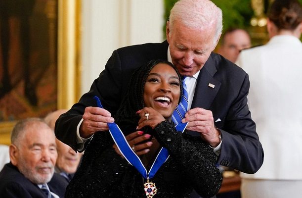 Biden entrega la Medalla Presidencial de la Libertad a Simone Biles y Megan Rapinoe