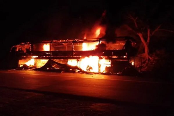 Grupo armado baja a pasajeros de autobús y le prende fuego a la unidad, en Veracruz