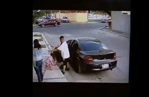 Cae sujeto captado aventando a una niña al suelo en calles de NL #VIDEO
