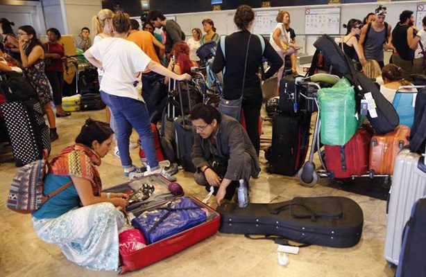 Agencia de viajes deja varados a 600 jóvenes mexicanos en Europa