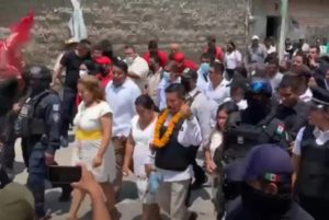 Alcalde suplente de Xoxocotla, Morelos, asume funciones con chaleco antibalas