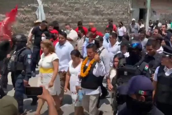 Policías y habitantes de Xoxocotla se enfrentan en el Palacio de Gobierno de Morelos #VIDEO