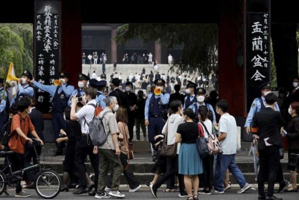 Japoneses despiden a exministro Shinzo Abe en un templo local