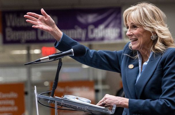 Tunden a Jill Biden por asociar a los hispanos con tacos