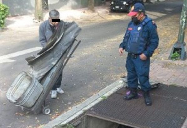 Cae hombre que intentó robar la tapa de una coladera en CDMX