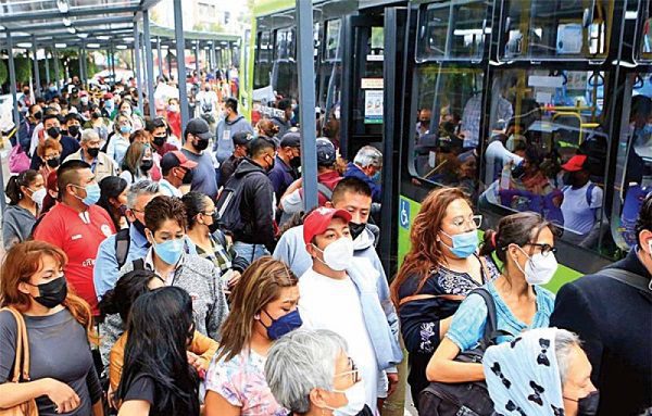 Continúa saturación de Línea 9 del Metro por cierre parcial de Línea 1