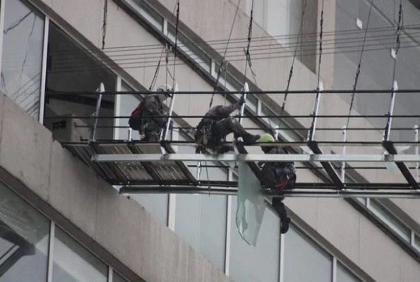 Se desprenden cristales de icónico puente colgante en Puebla por fuertes vientos #VIDEOS