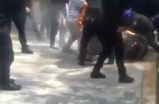 Detención de franelero desata enfrentamiento entre policías y comerciantes #VIDEO