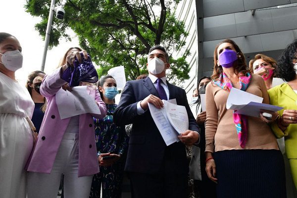 Alejandro Morena y priistas denuncian a Layda Sansores ante FGR