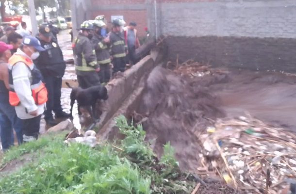 Fuertes lluvias desbordaron el Río Santiago en Xochimilco #VIDEOS