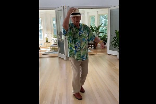 Anthony Hopkins se viraliza por bailar al ritmo de 'La pollera colorá' #VIDEO