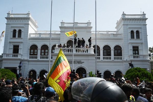 Presidente de Sri Lanka huye del país y se declara estado de emergencia