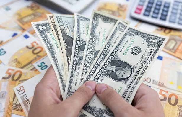 El Euro cotiza por debajo del dólar por primera vez en 20 años