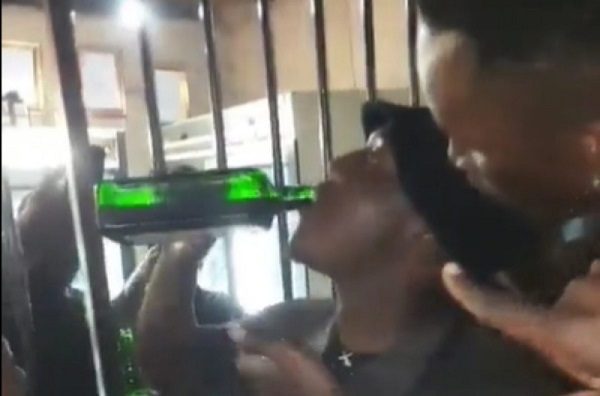 Hombre muere tras beber botella de licor en 2 minutos #VIDEO