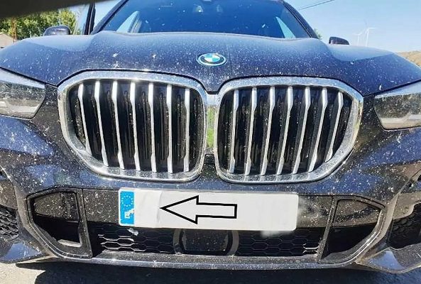 Turista mexicano es detenido en España tras tapar placa de auto para no ser identificado