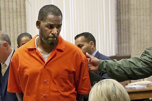 El cantante R. Kelly enfrentará un nuevo juicio por pornografía infantil