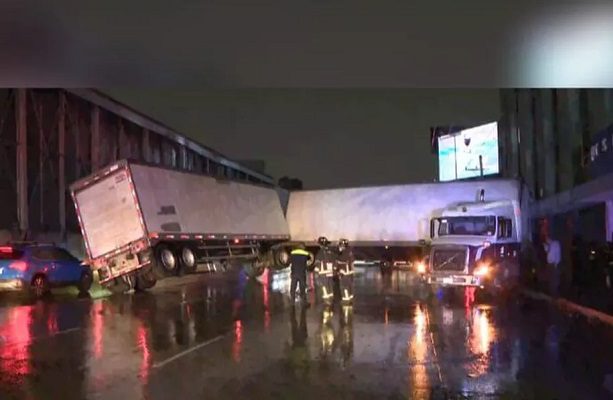 Tráiler se accidenta y provoca caos vial en Circuito Interior