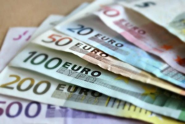 El euro vuelve a caer por debajo del dólar, aunque recupera paridad